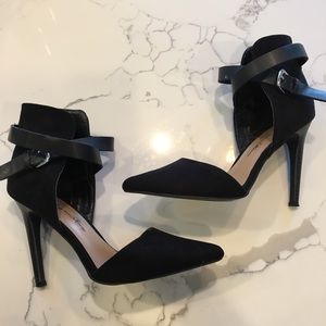 Black point toe pumps